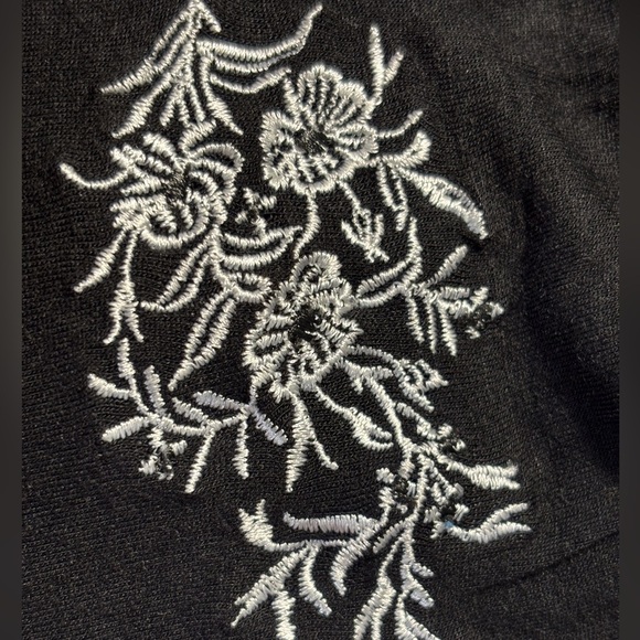 Black & White Top Size XL Floral Embroidery Bell Sleeve Peasant  Whimsigoth - Picture 8 of 8